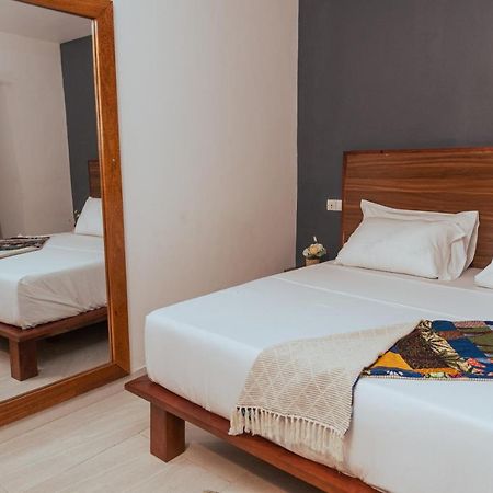 Ahome Guest House & Lounge Ломе Экстерьер фото
