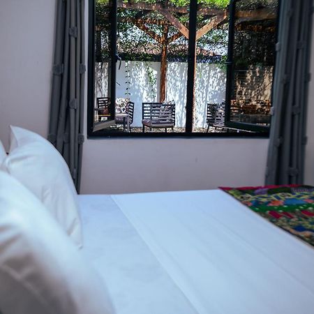Ahome Guest House & Lounge Ломе Экстерьер фото