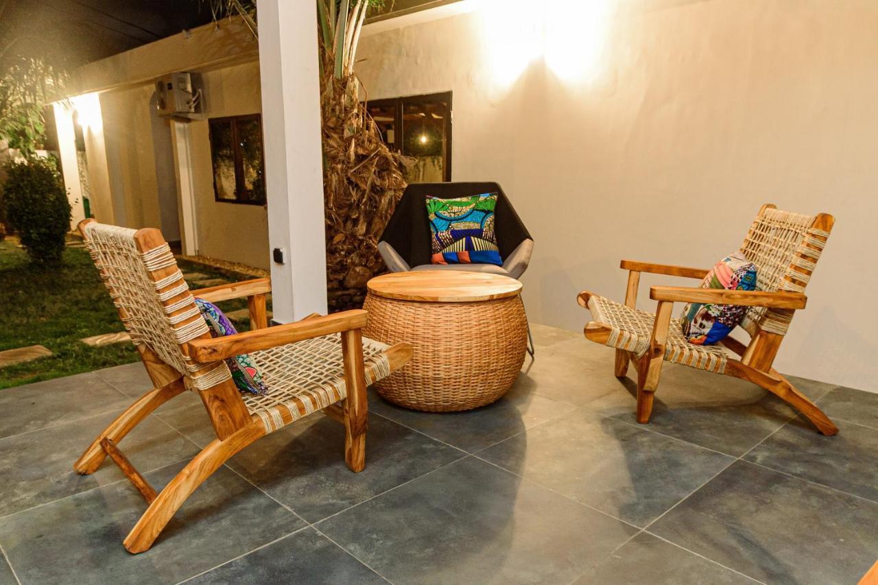 Ahome Guest House & Lounge Ломе Экстерьер фото