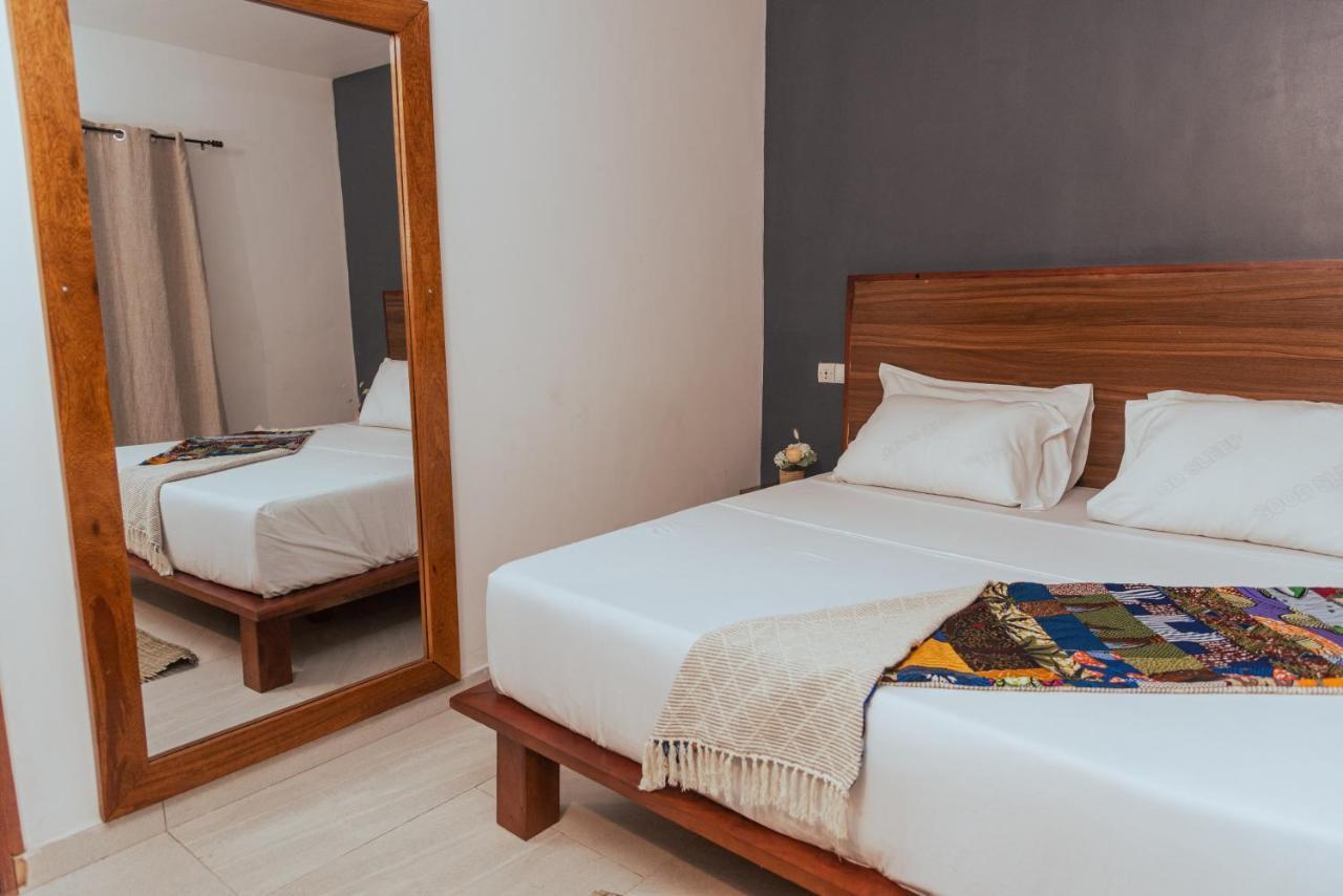 Ahome Guest House & Lounge Ломе Экстерьер фото