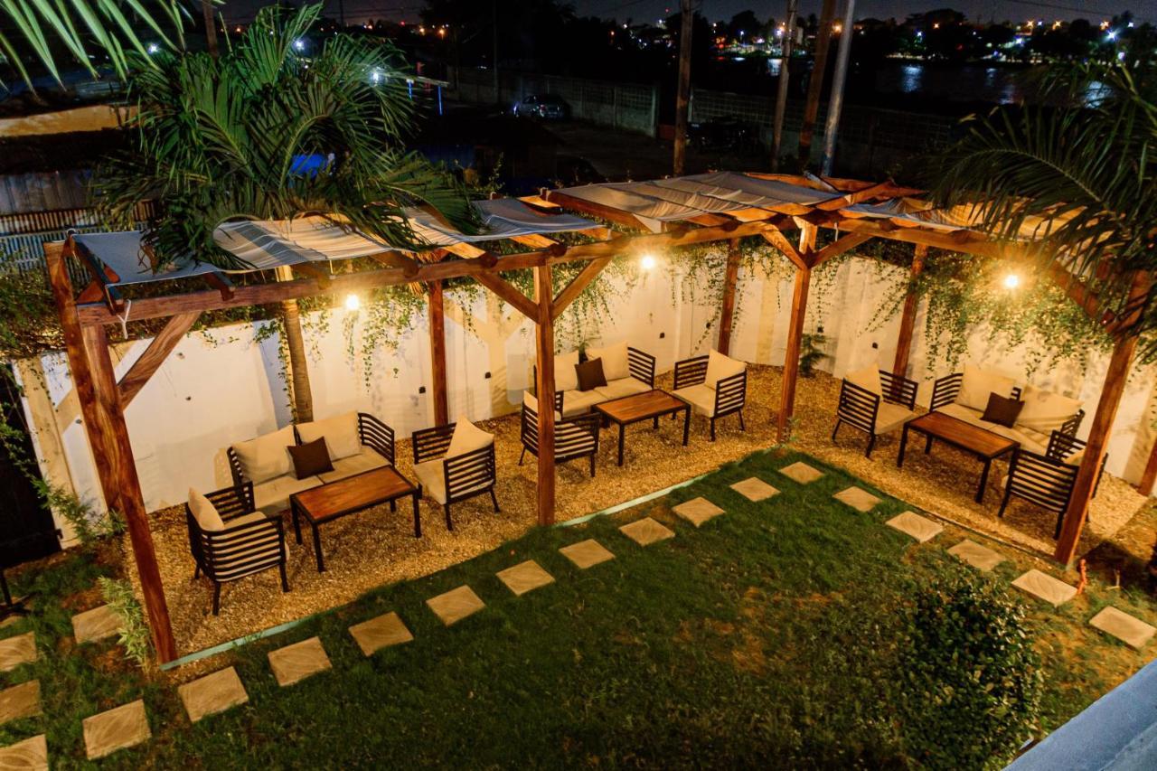 Ahome Guest House & Lounge Ломе Экстерьер фото