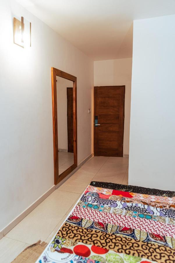 Ahome Guest House & Lounge Ломе Экстерьер фото
