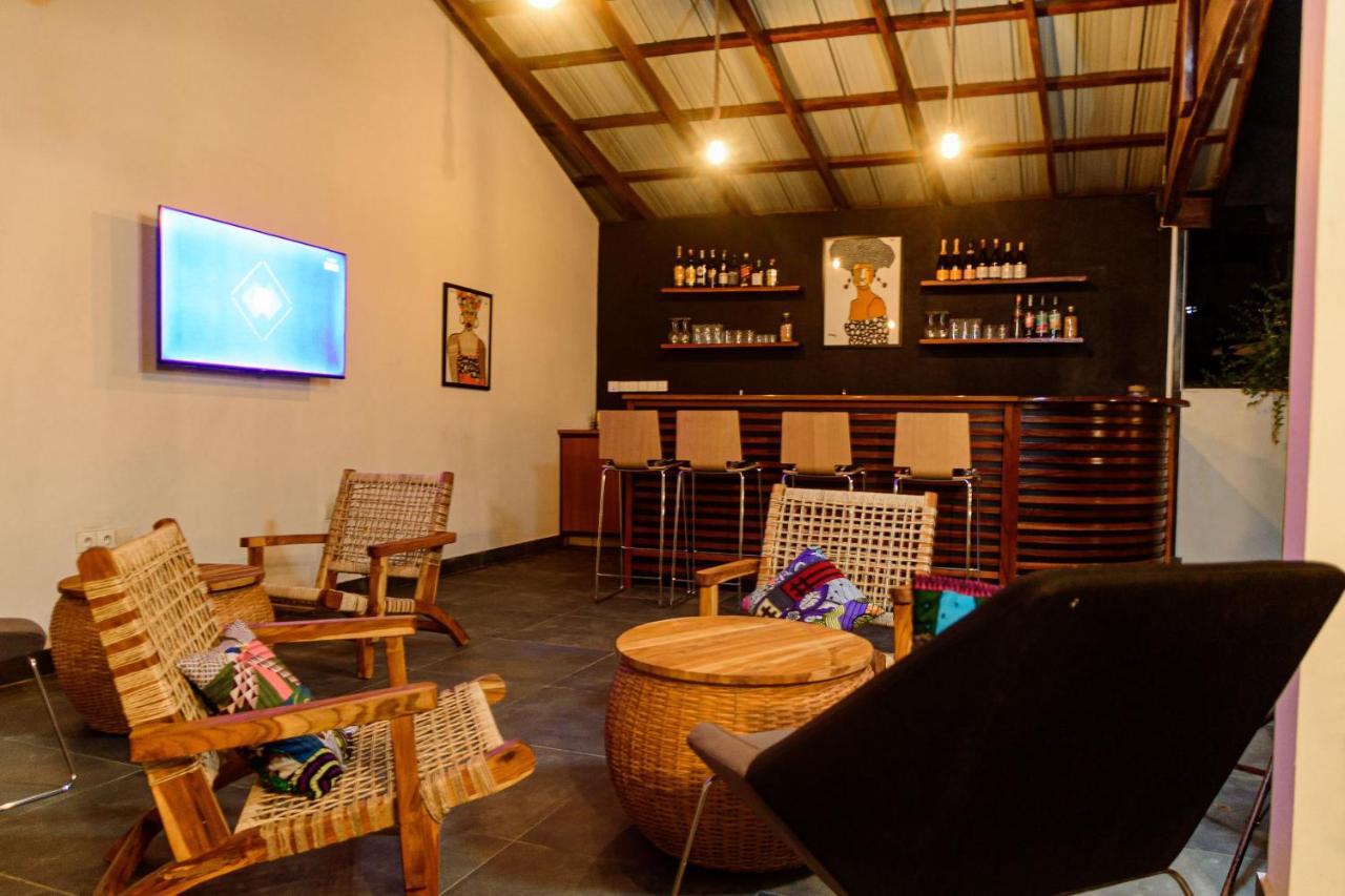 Ahome Guest House & Lounge Ломе Экстерьер фото