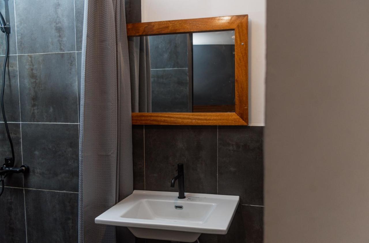 Ahome Guest House & Lounge Ломе Экстерьер фото