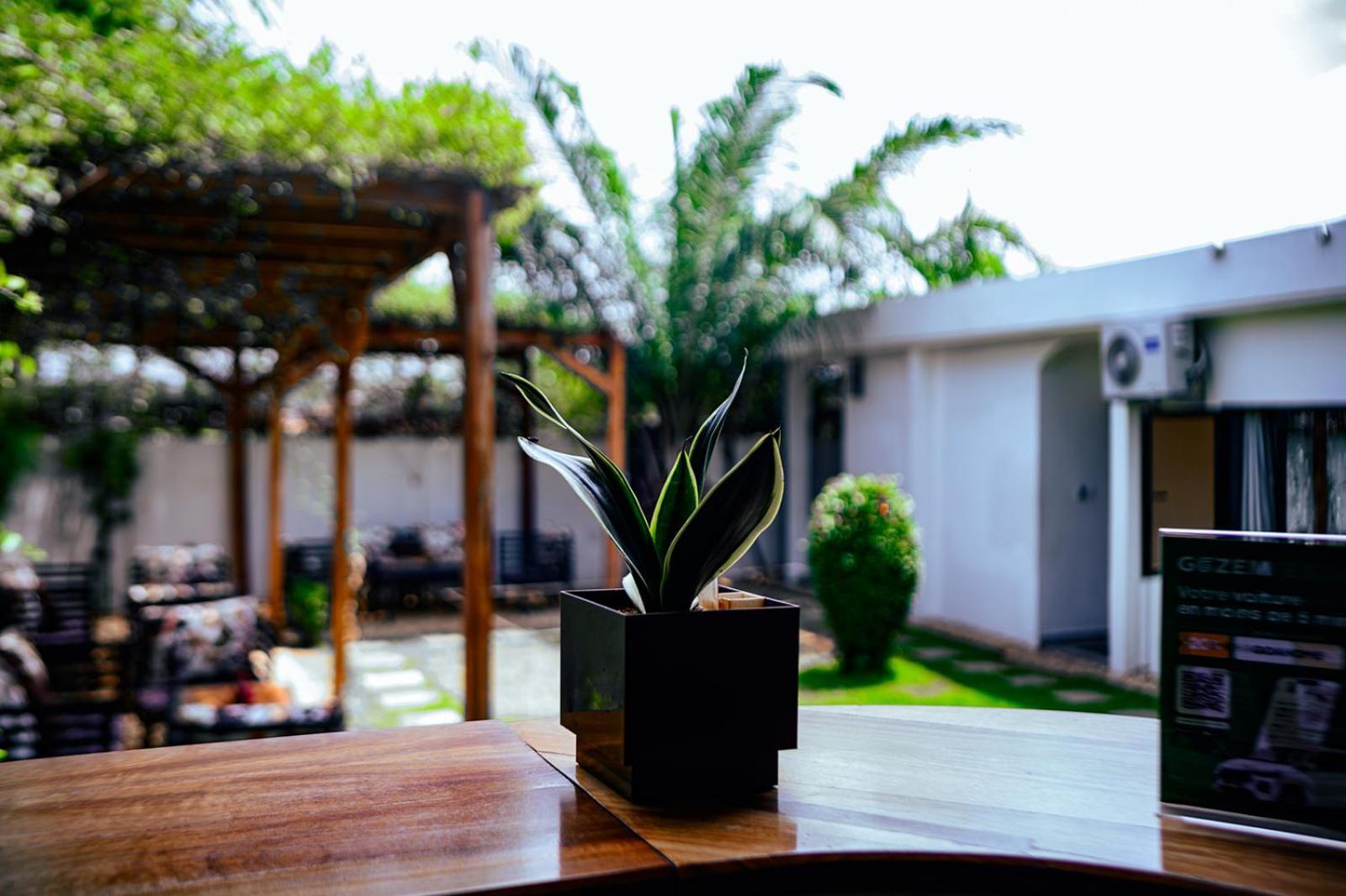Ahome Guest House & Lounge Ломе Экстерьер фото